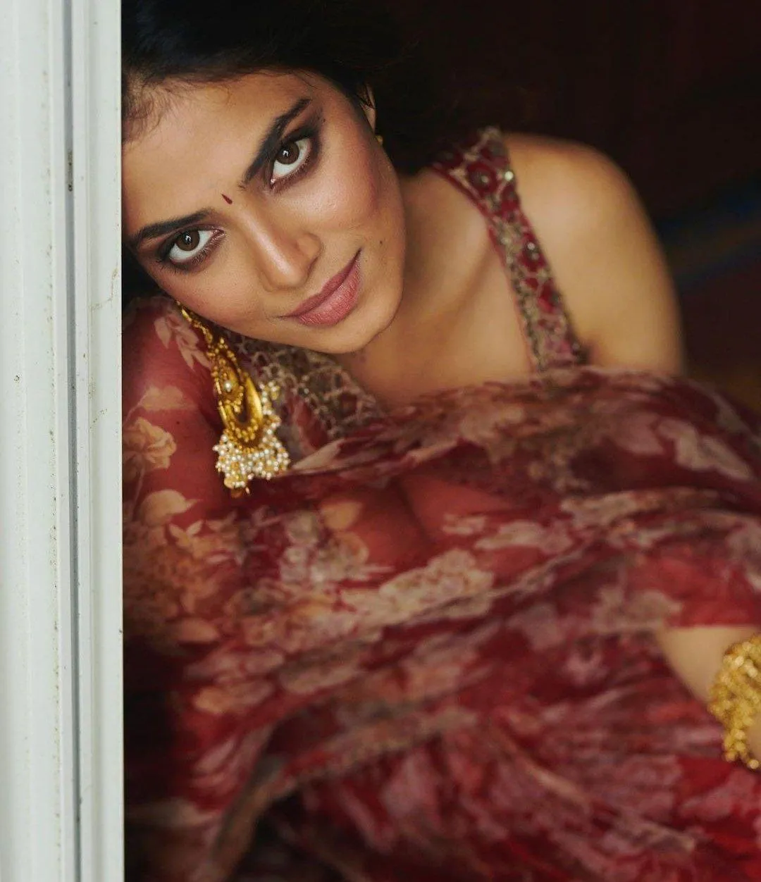 Hot Malavika Mohanan in Maroon Saree Natural Beauty Look