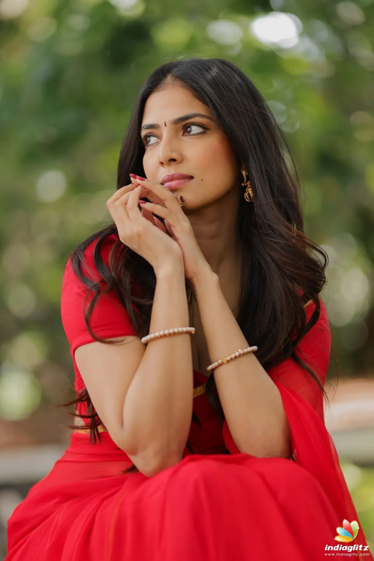 Hot Malavika Mohanan in Red Sleeveless Gown Smiling Image