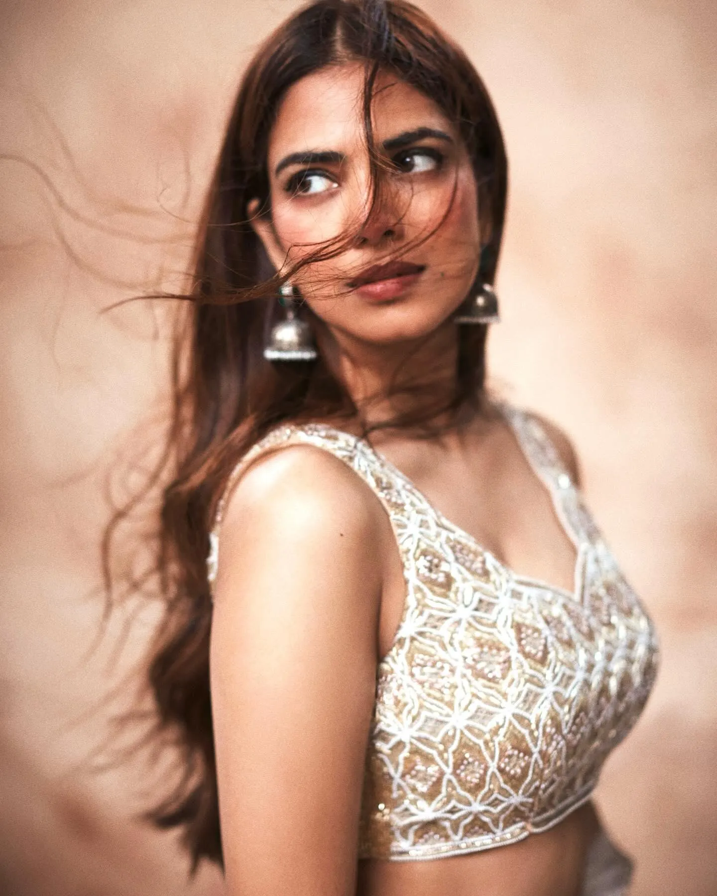 Hot Malavika Mohanan in Sleeveless White Blouse Windy Look
