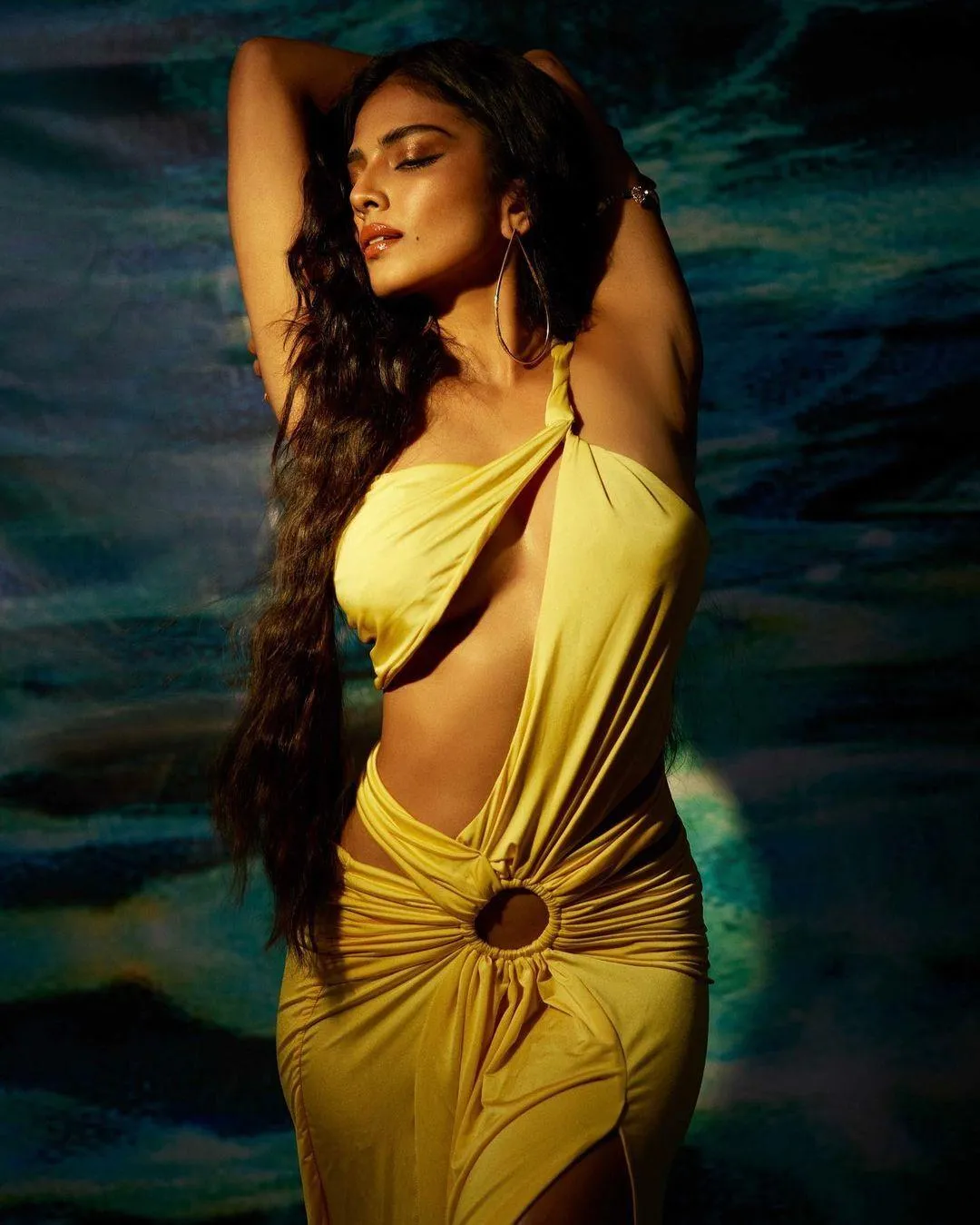 Hot Malavika Mohanan Stunning Gorgeous Yellow Dress Look