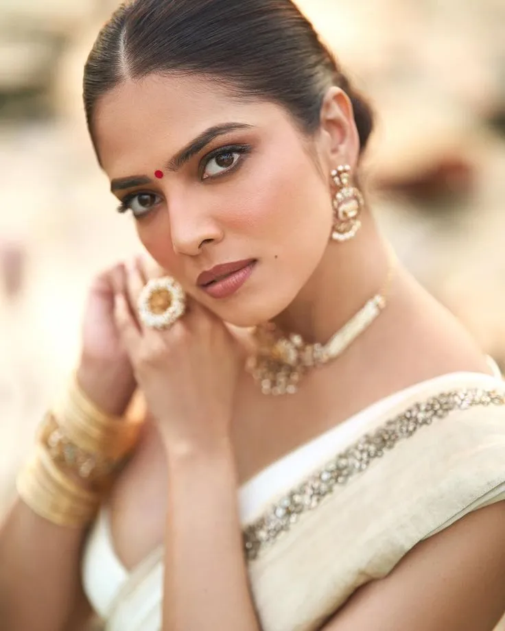 Hot Malavika Mohanan Stylish Close Up Wearing Cream Attire