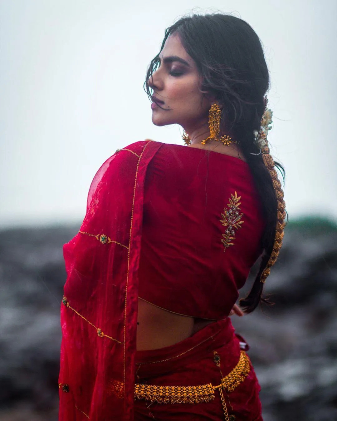 Hot Post of Malavika Mohanan in Red Traditional Look Picture