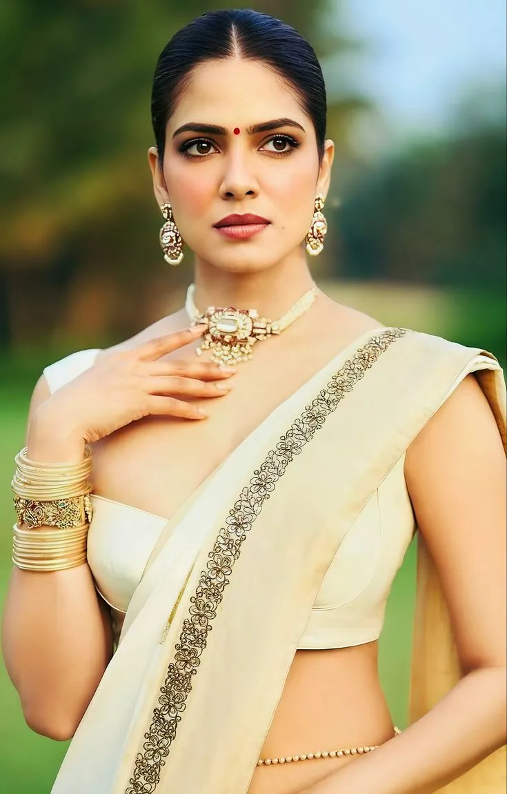 Hottie Malavika Mohanan Draped in Cream Saree Traditional