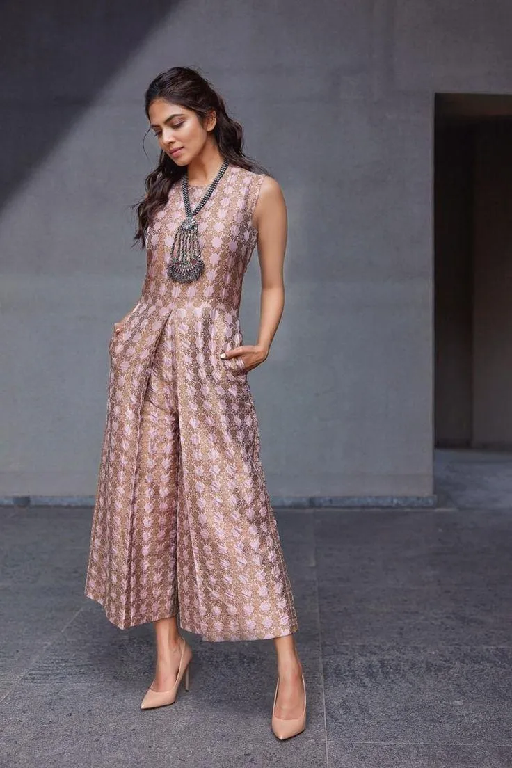 Hottie Malavika Mohanan in Trendy Ethnic Saree Fashion Image