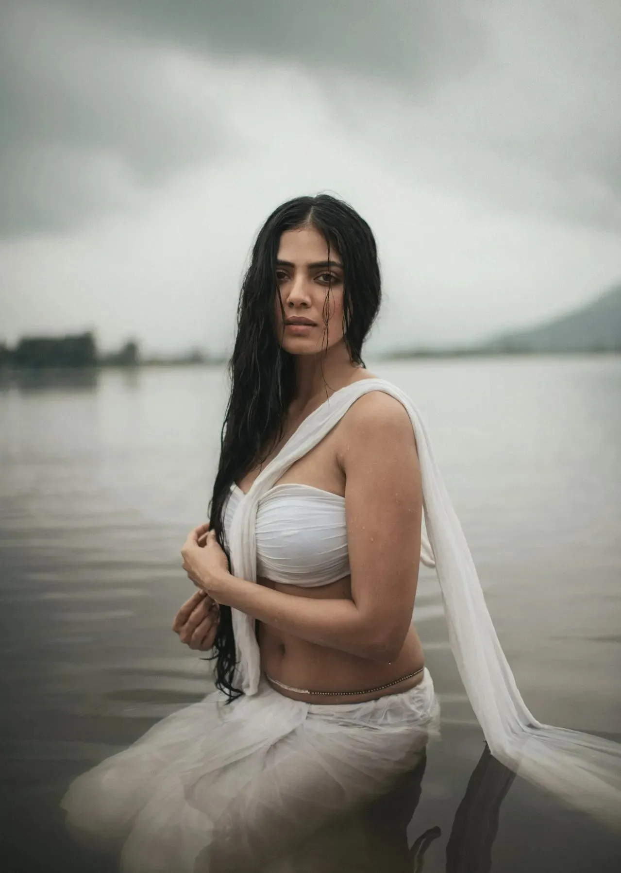Hottie Malavika Mohanan in White Saree Seaside Outfit Photo