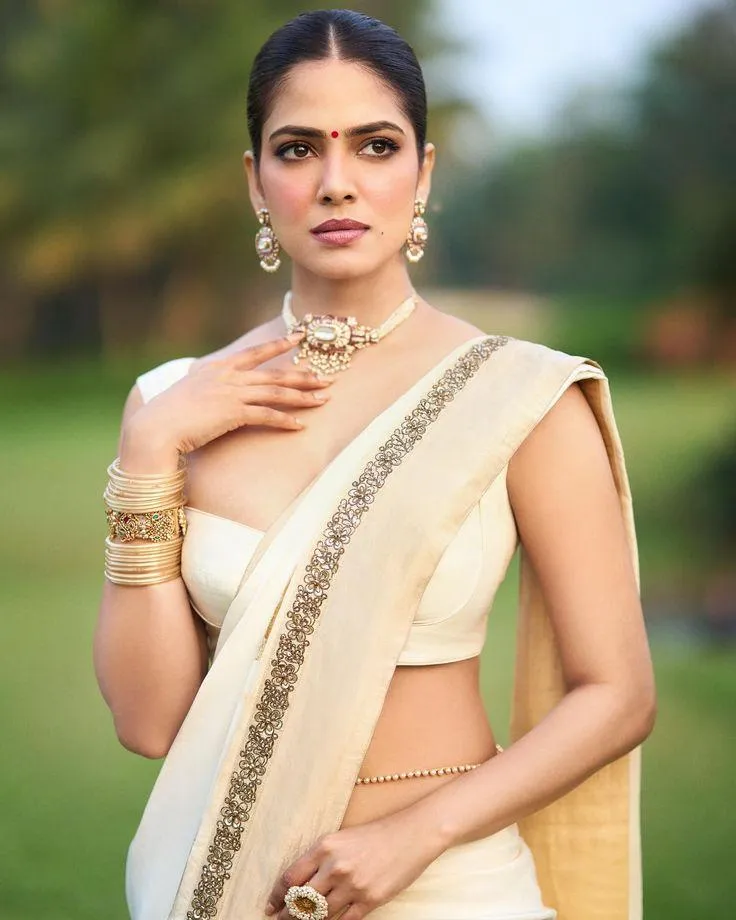 Malavika Mohanan in Graceful Attractive LightColored Saree