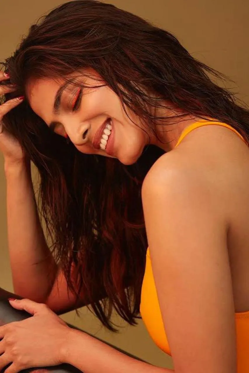 Malavika Mohanan Natural Beauty with Side Pose in Saree