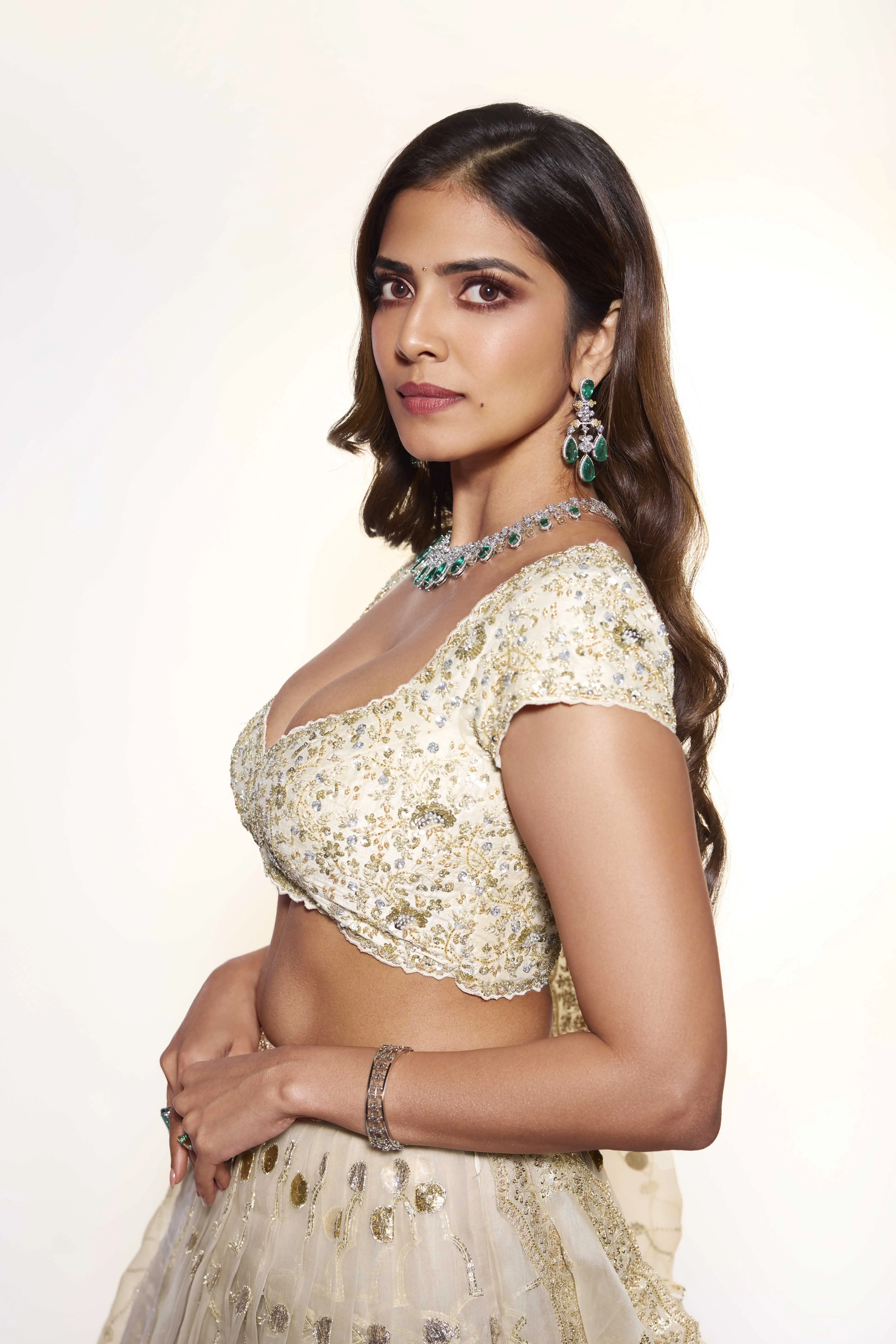 Sensual Malavika Mohanan Glows in White Netted Saree Image