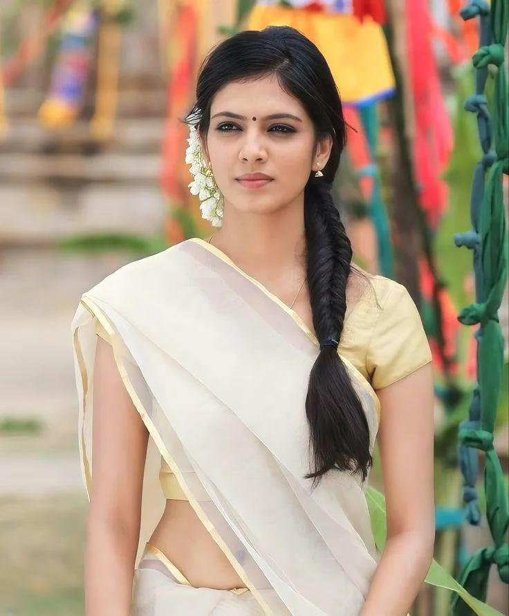 Sensual Malavika Mohanan in Cream Saree Cultural Elegance