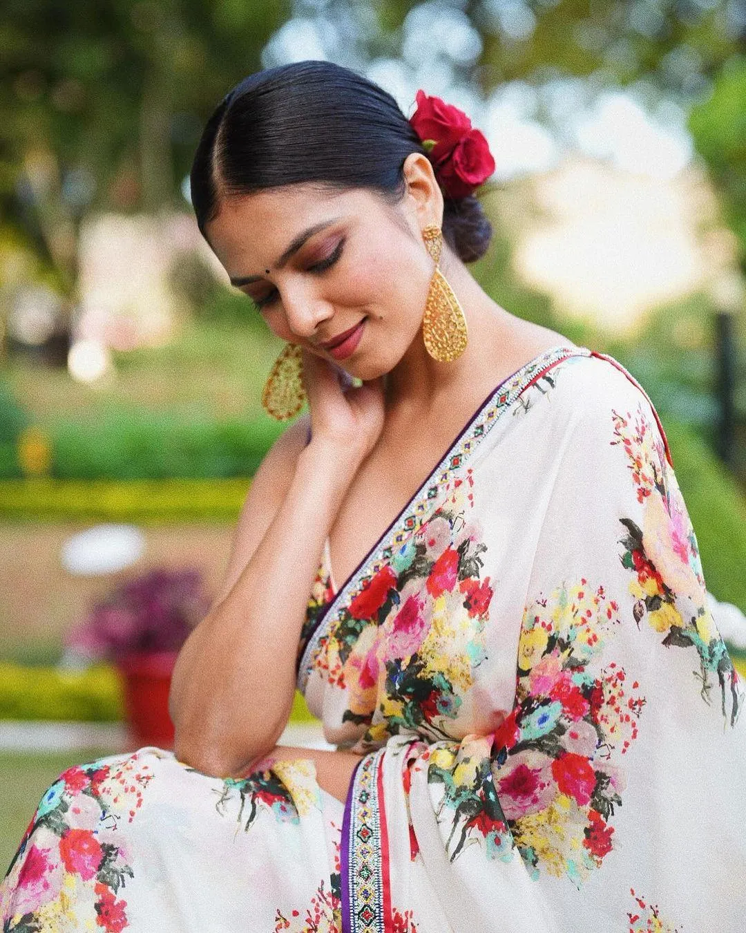 Sensual Malavika Mohanan in Floral Saree Graceful Glance
