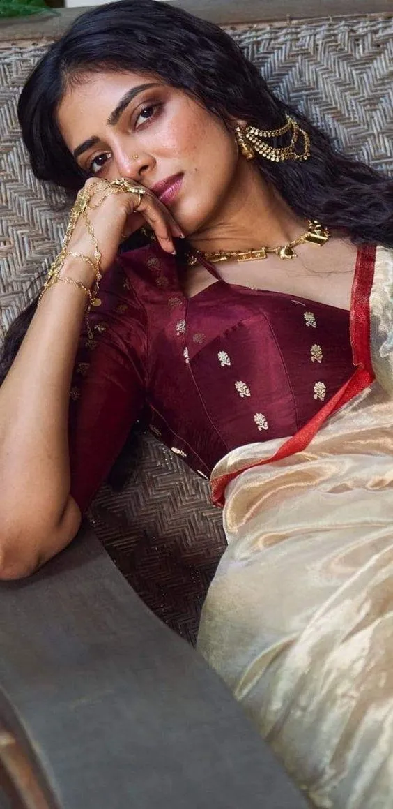 Sensual Malavika Mohanan in Maroon Blouse and White Saree