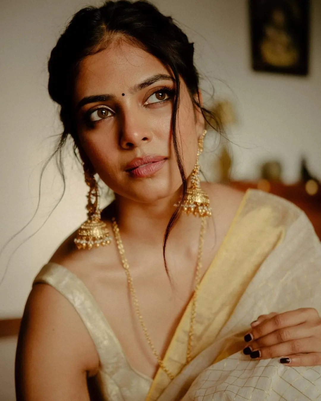 Sensual Malavika Mohanan Posing in Soft White Saree Shot