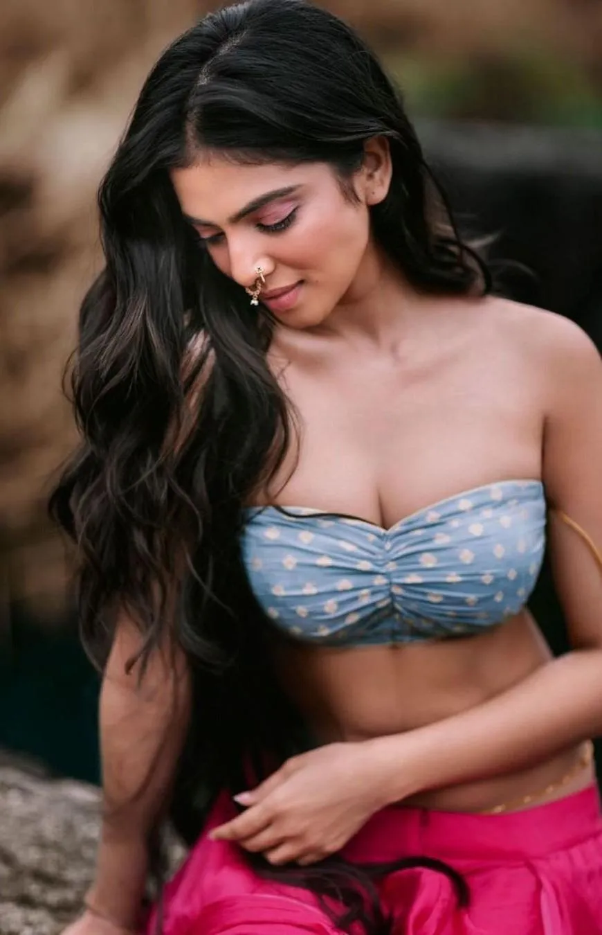 Stunning Malavika Mohanan Attractive Gorgeous Evening Look