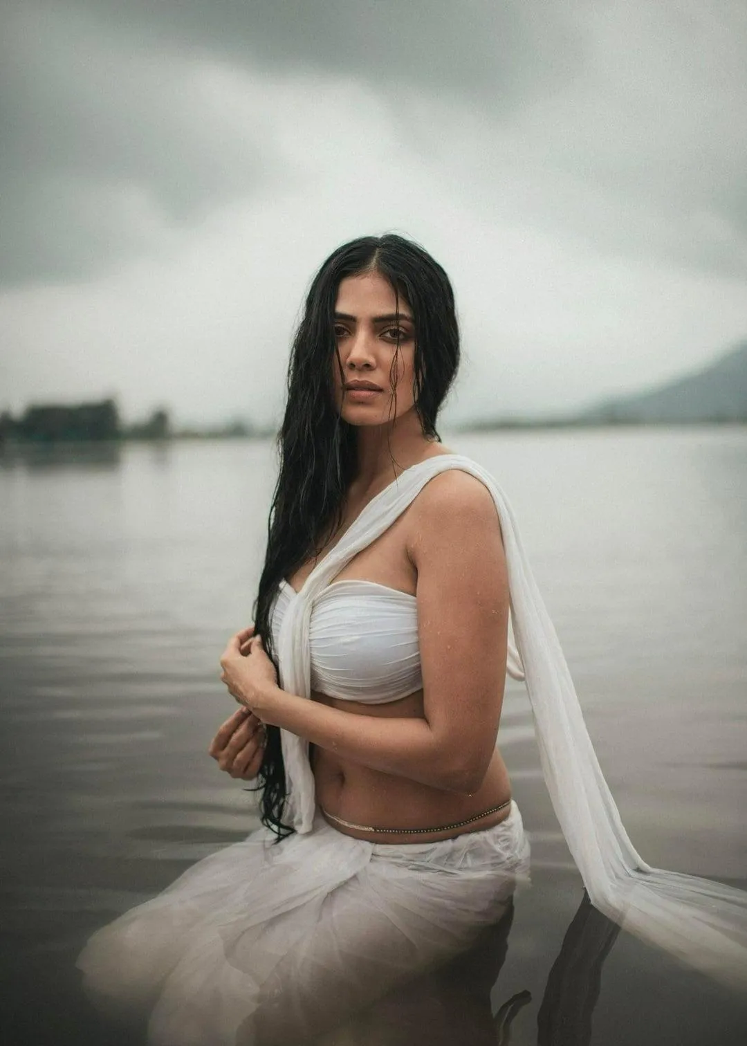 Stunning Malavika Mohanan in White Saree Outdoor Pose Image