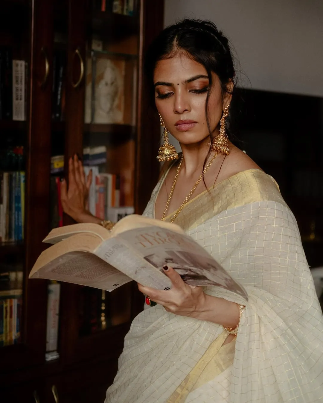 Stunning Malavika Mohanan Looks Regal in Silk White Saree