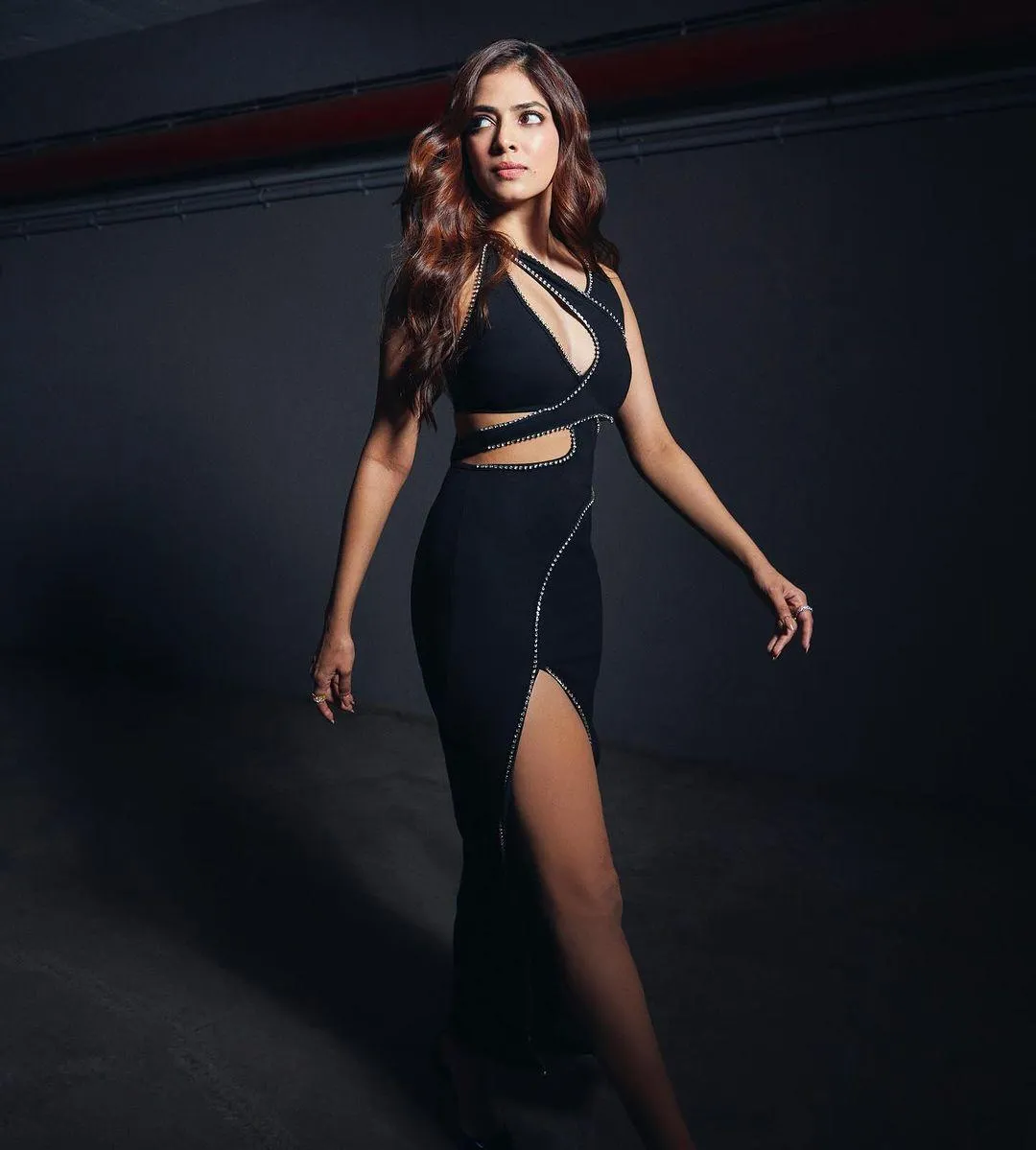 Sultry Malavika Mohanan Alluring Black Dress Full View Image