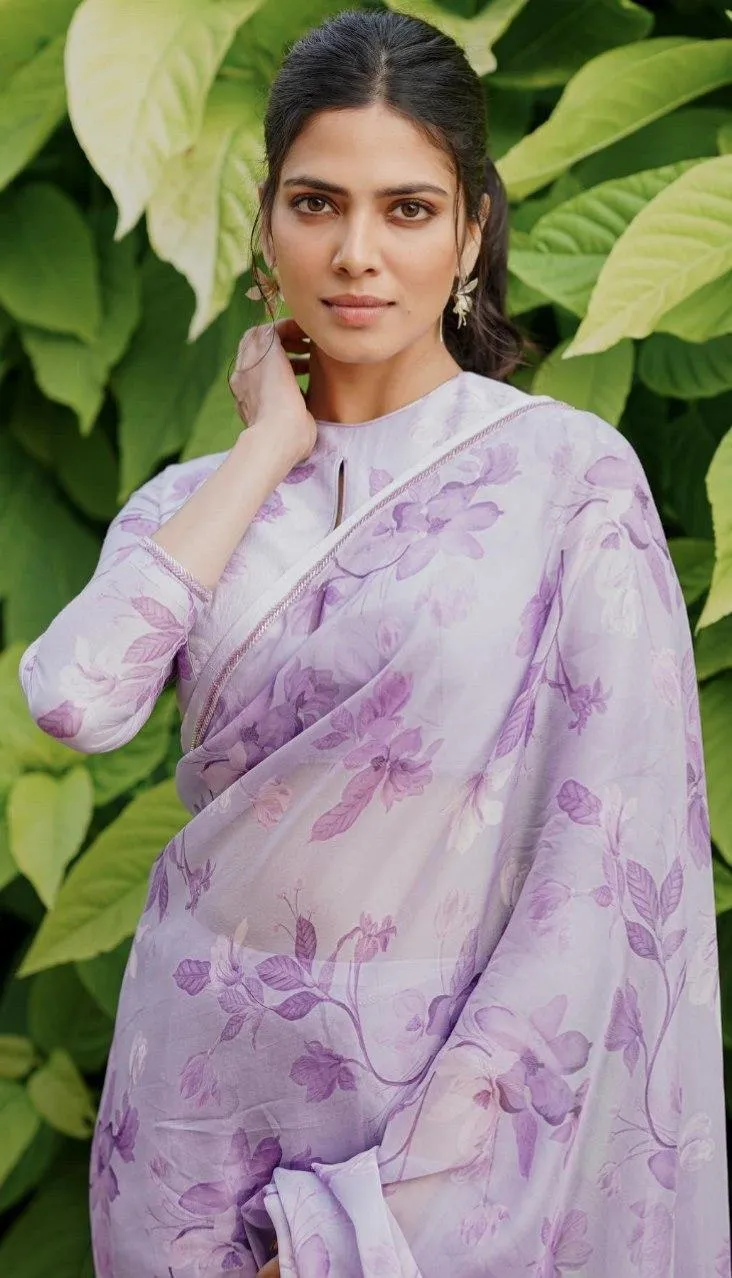 Sultry Malavika Mohanan in Lavender Saree Outdoor Look