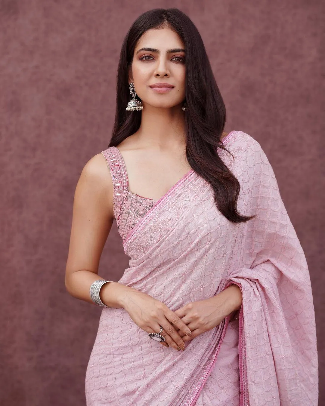 Sultry Malavika Mohanan in Light Pink Saree Indoors Picture