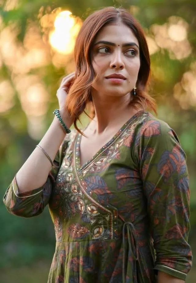Sultry Malavika Mohanan in Printed Saree Stylish Look Image