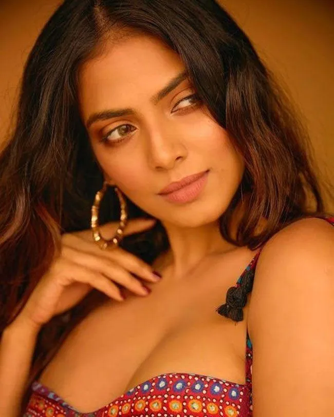 Sultry Malavika Mohanan Stunning Bright Dress Outdoor Pose