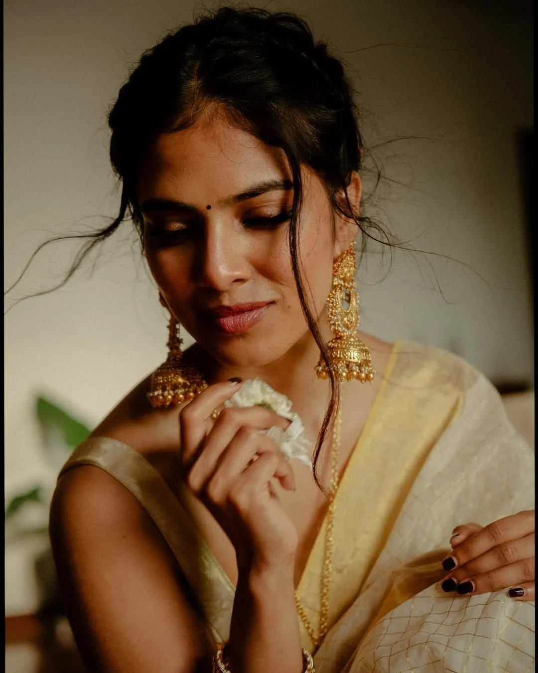 Tempting Malavika Mohanan Glows in Rich Golden Saree Style