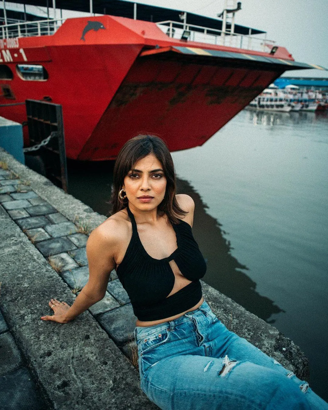 Tempting Malavika Mohanan in Black Sleeveless Top Outdoor