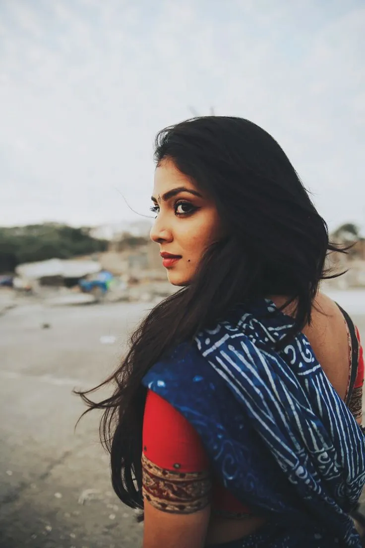 Tempting Malavika Mohanan in Blue Saree Side Profile Look