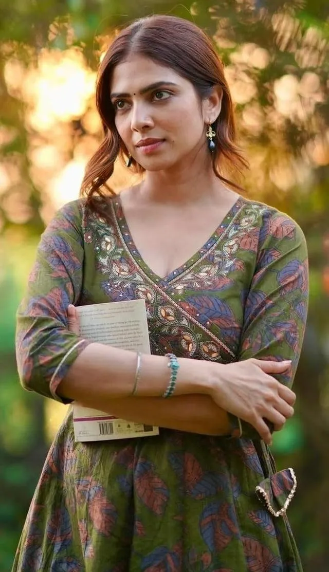 Tempting Malavika Mohanan in Green Saree Elegant Outfit