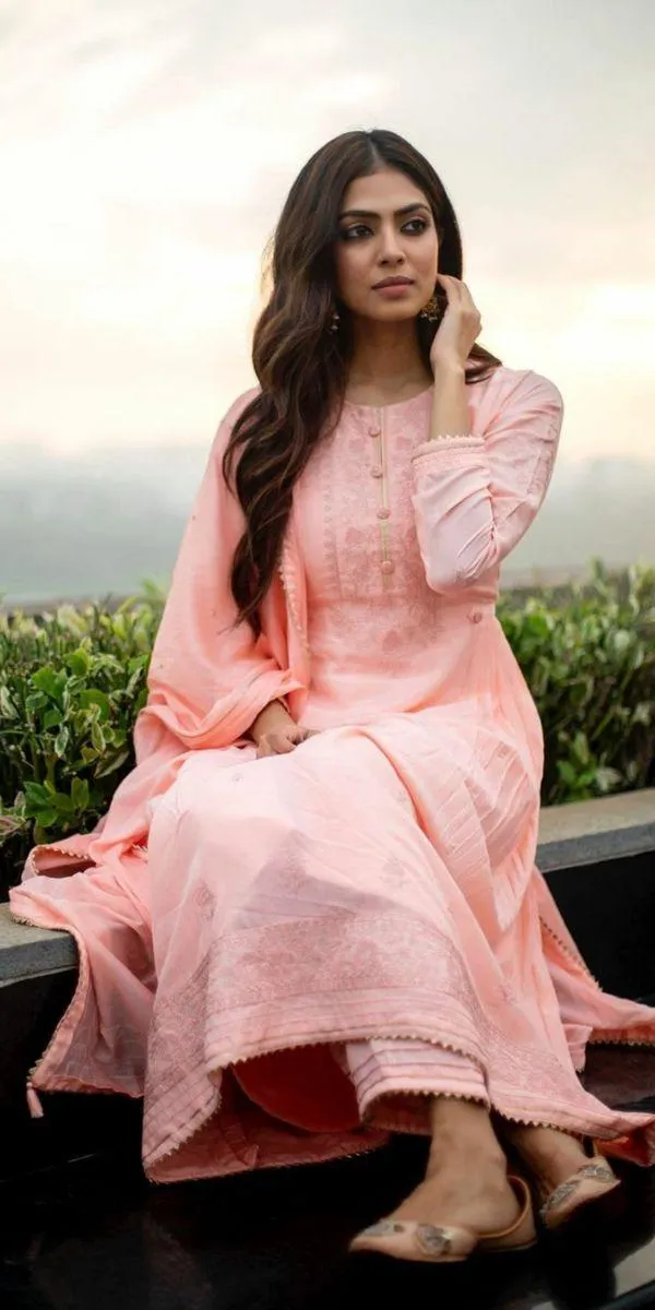 Tempting Malavika Mohanan in Light Pink Gown Sitting Low