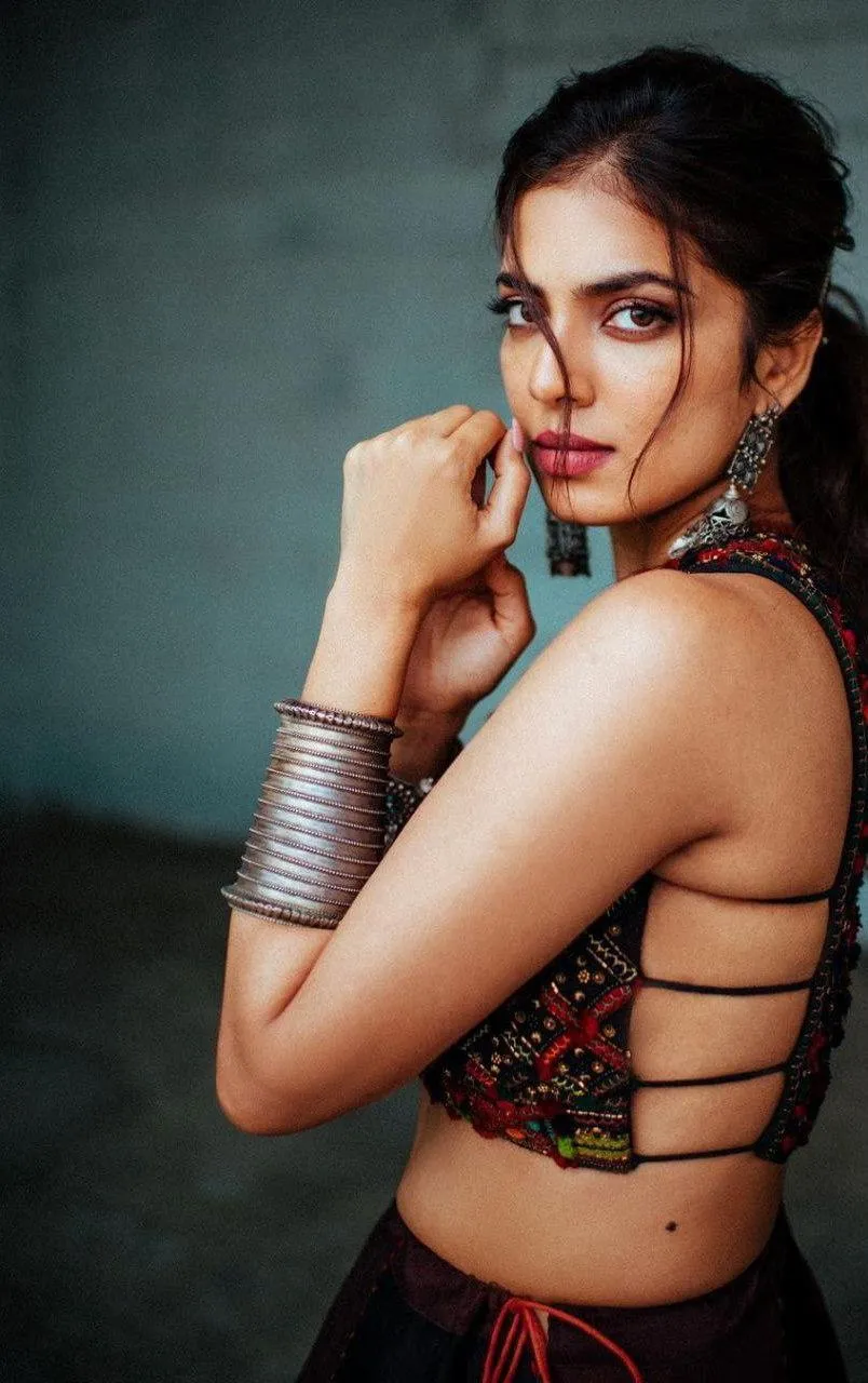 Tempting Malavika Mohanan in Sleeveless Black Blouse Pose