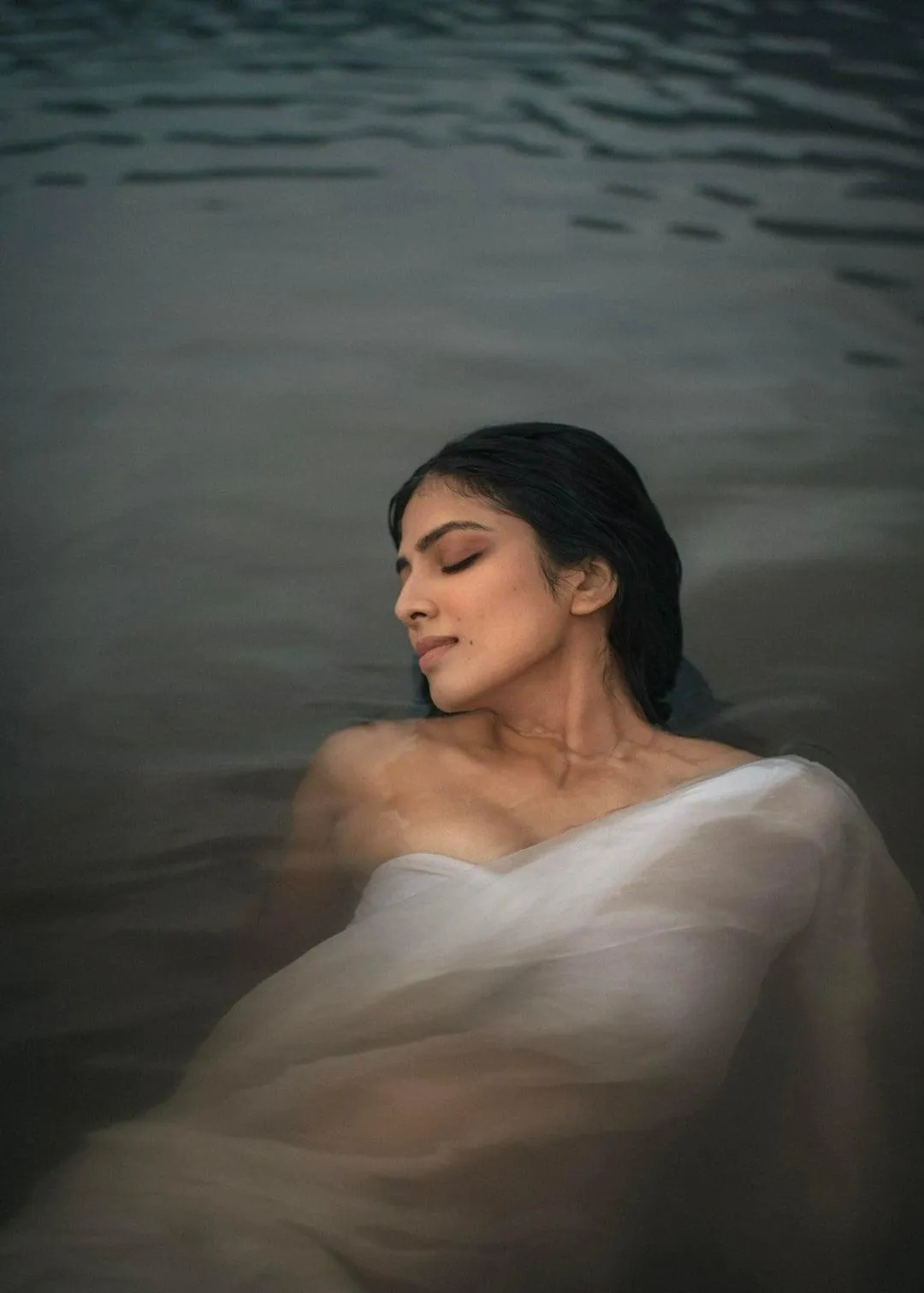 Tempting Malavika Mohanan in White Saree Modern Outfit Photo