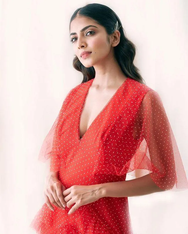Traditional Look of Malavika Mohanan Elegant in Red Saree