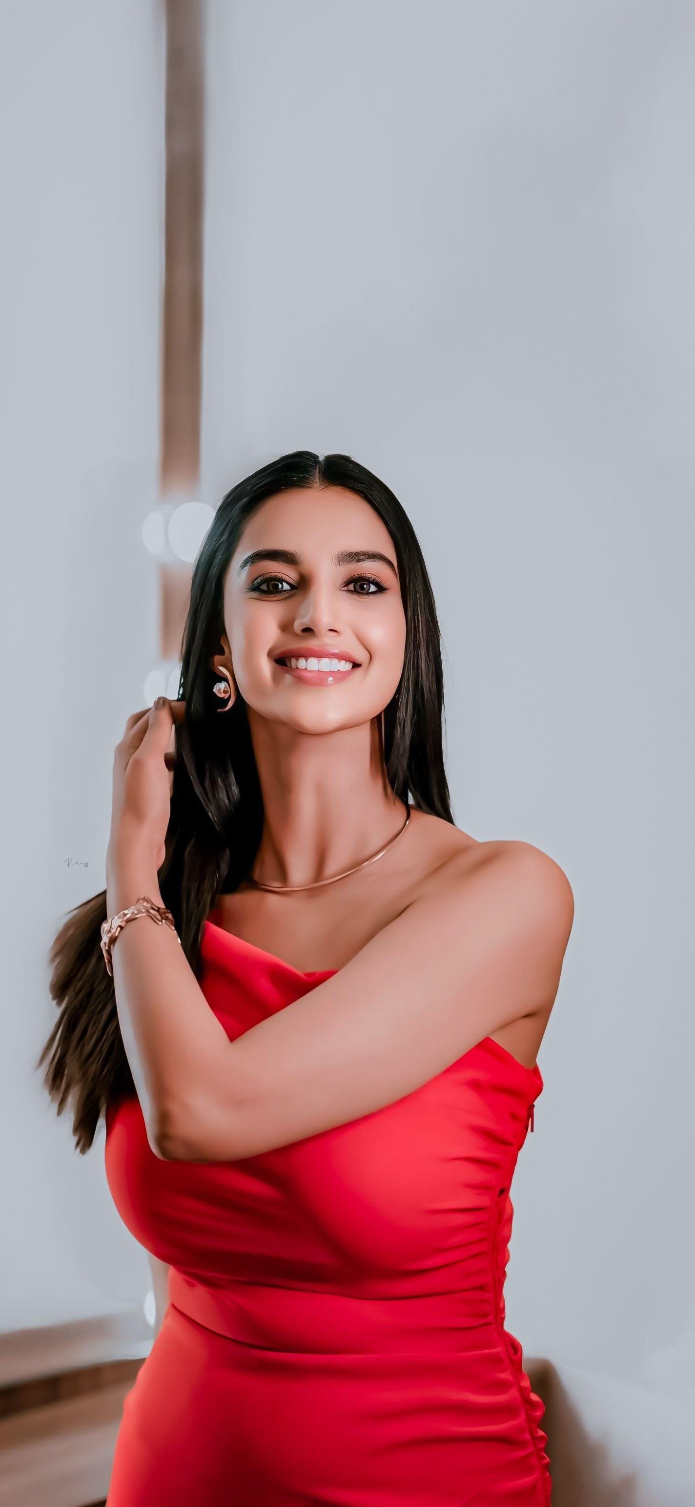 Meenakshi Chaudhary Gorgeous HD Clicks