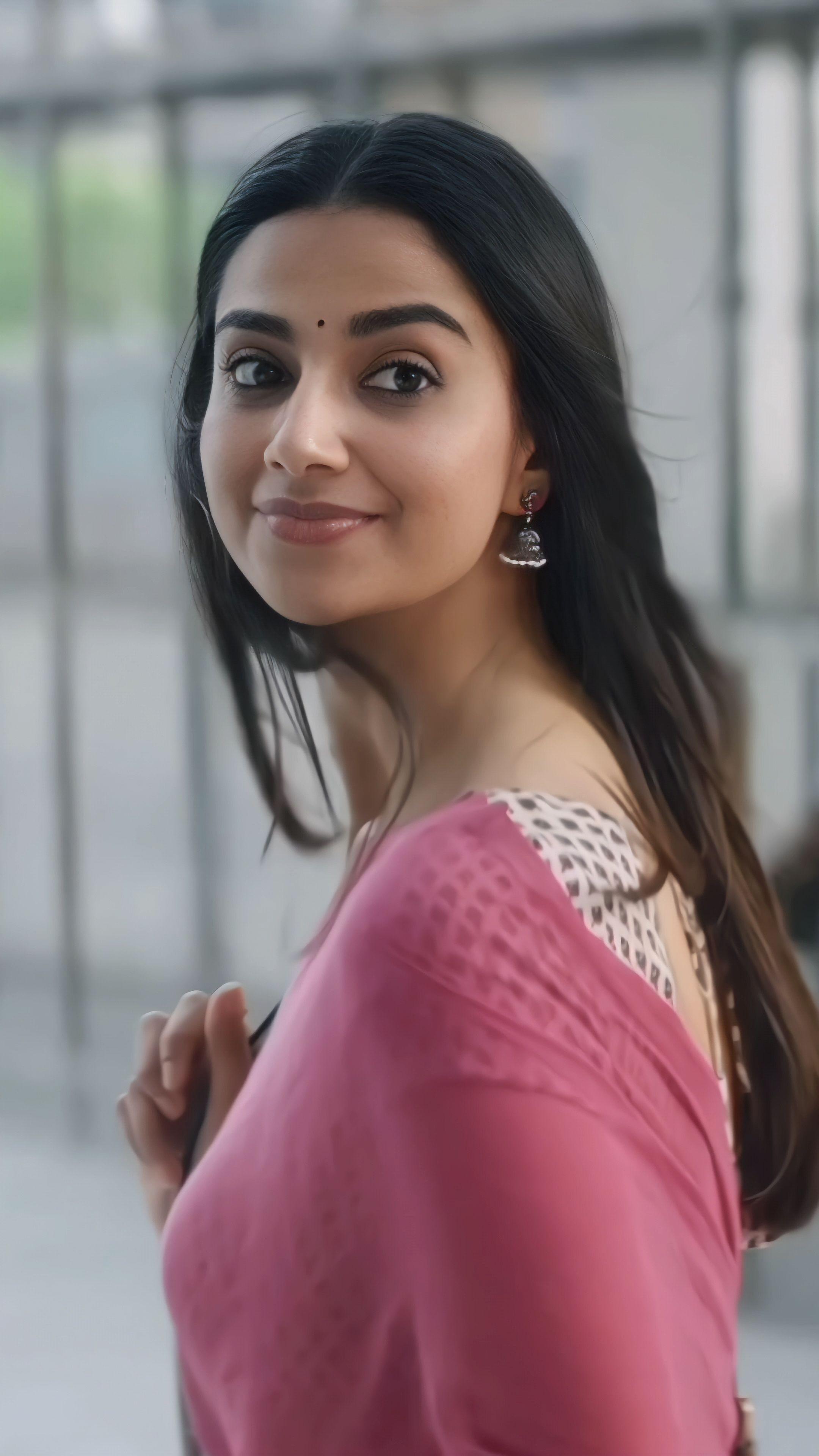 Meenakshi Chaudhary HD Wallpaper