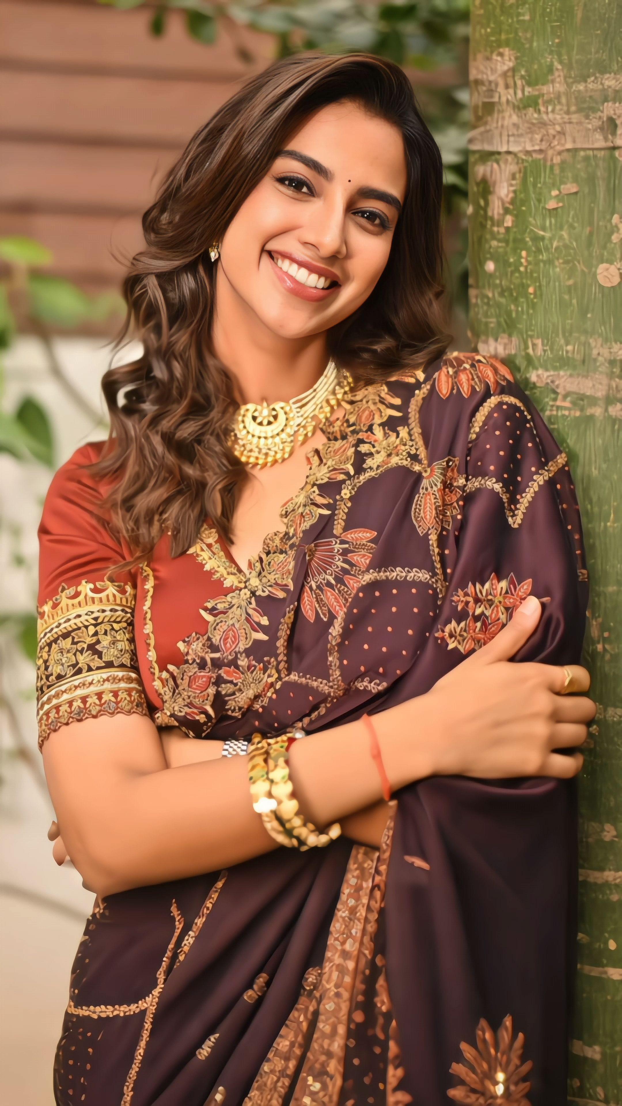 Meenakshi Chaudhary Saree HD Image