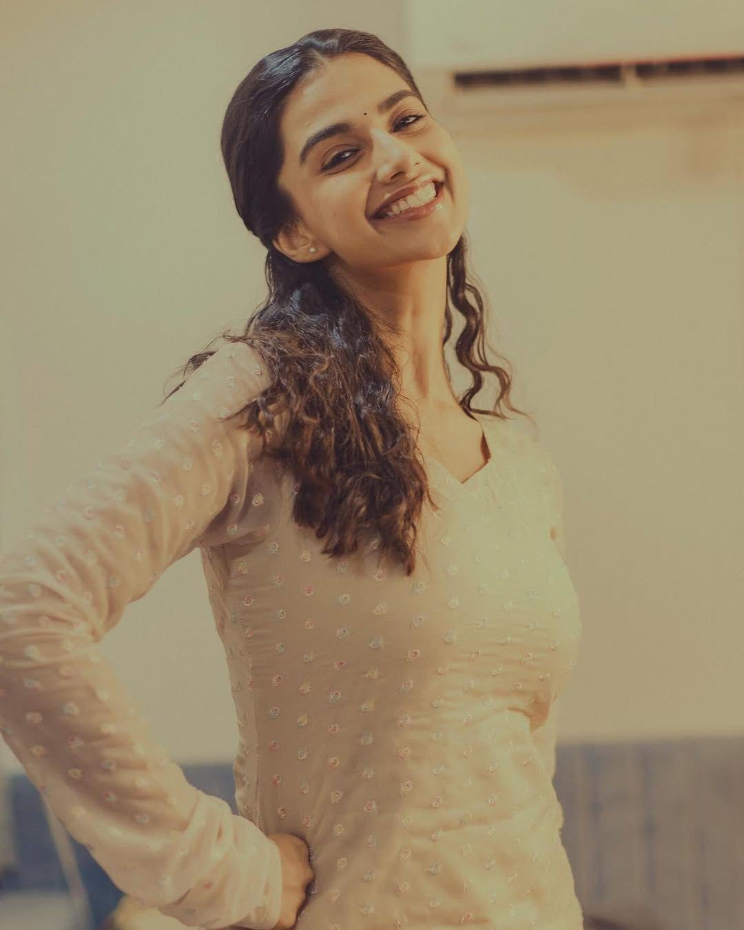 Meenakshi Chaudhary Smiling Pose Wallpaper