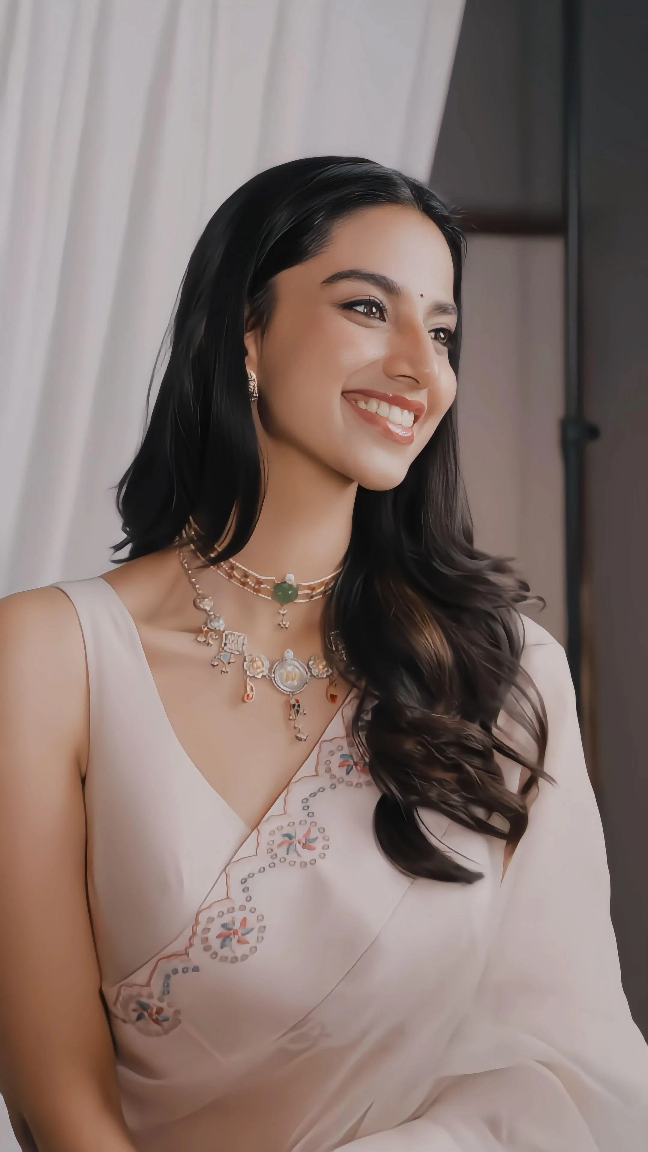 Meenakshi Chaudhary Party Look Wallpaper