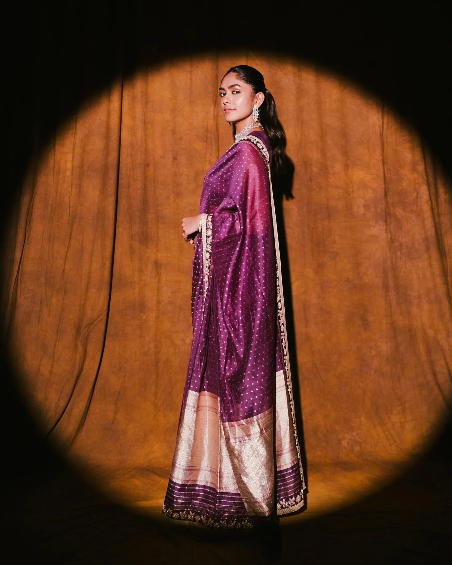 Mrunal Thakur Glows in Elegant Purple Saree Hd Pic