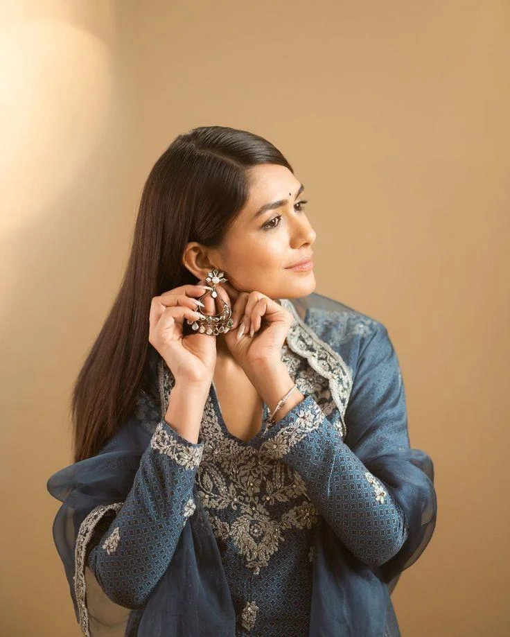 Mrunal Thakur in Blue Embroidered Kurta Hd Wallpaper