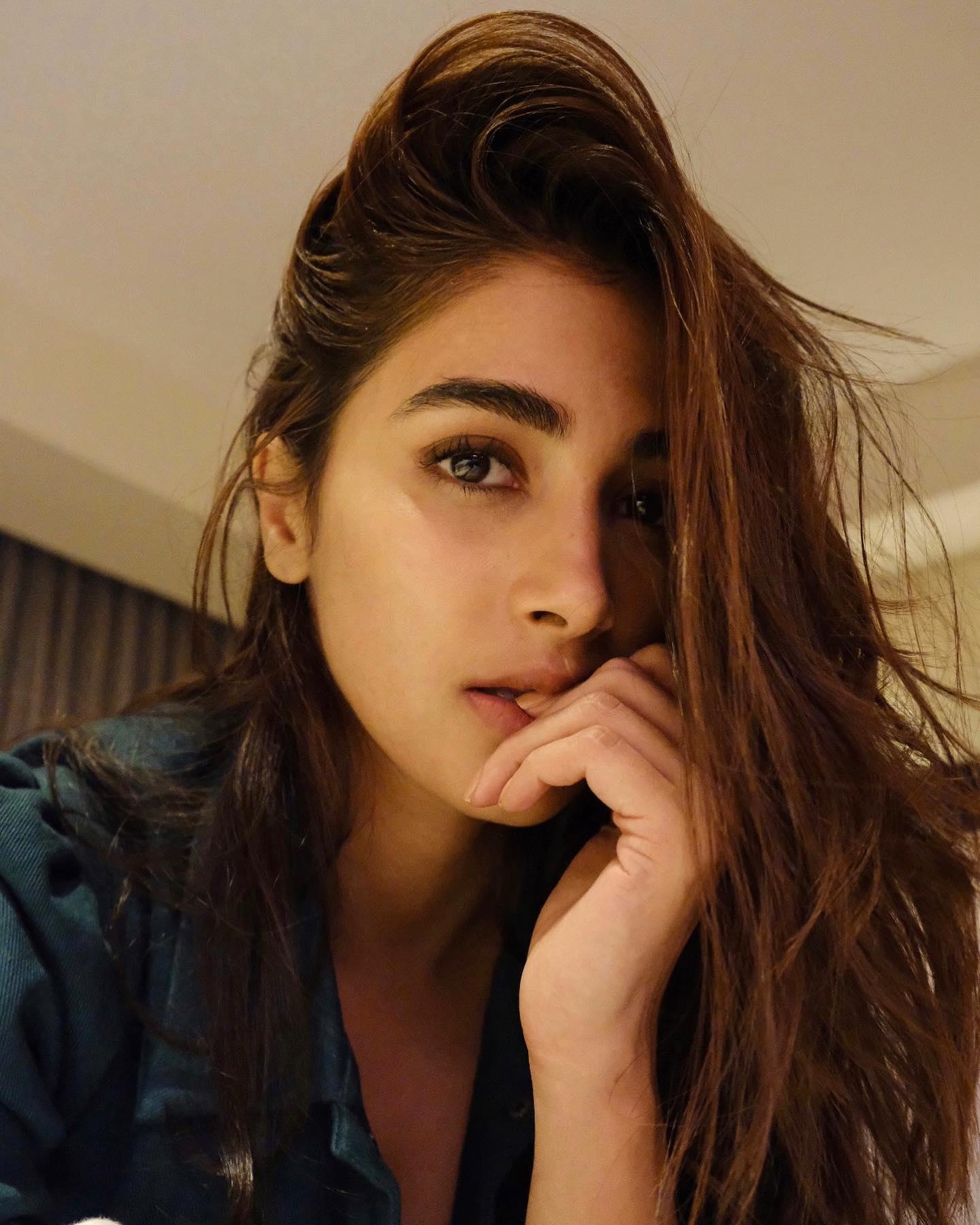 Natural Look of Pooja Hegde with Minimal Makeup Wallpaper