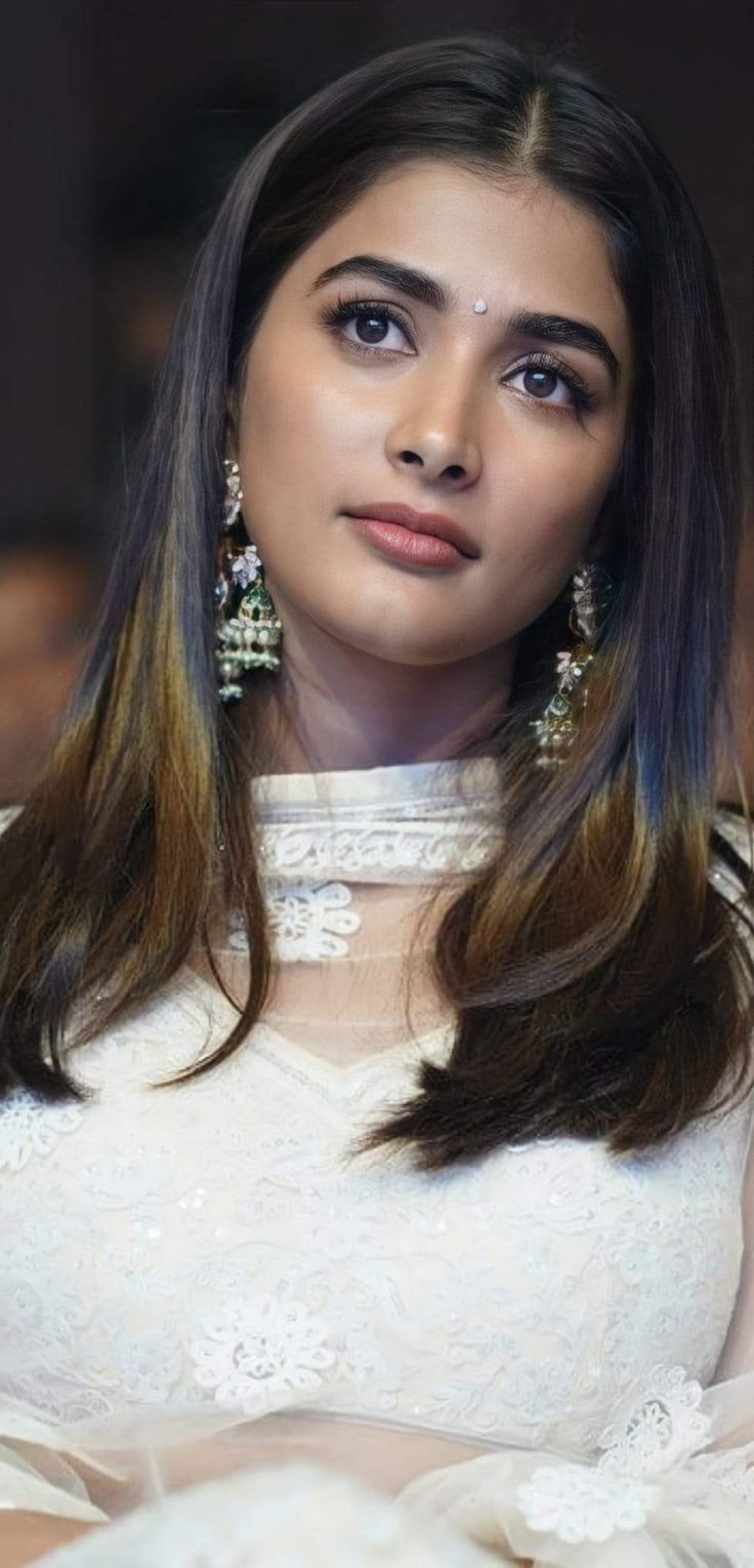 Pooja Hegde in White Ethnic Wear At Evening Event Wallpaper