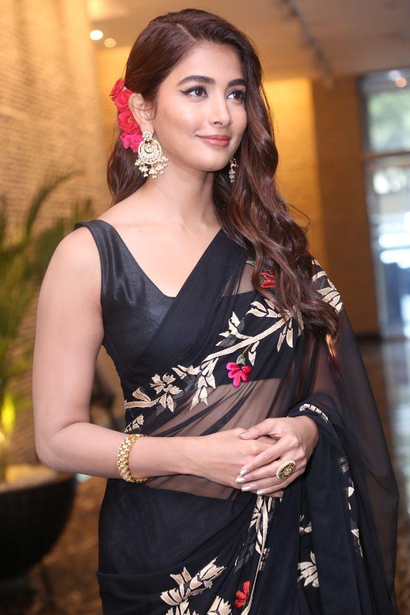 Pooja Hegde Looks Elegant in a Black Floral Saree Wallpaper