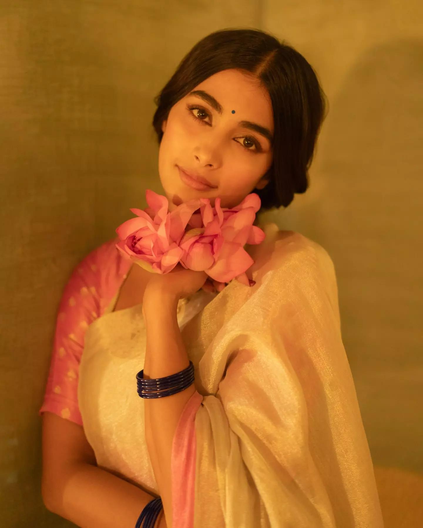 Pooja Hegde Soft Pose Wearing White Saree with Flowers
