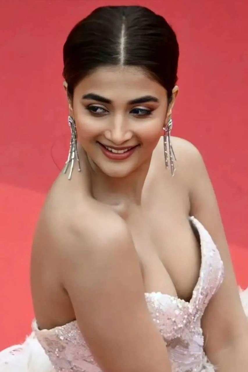 Glamorous Pooja Hegde in Strapless Gown on Red Carpet Moment