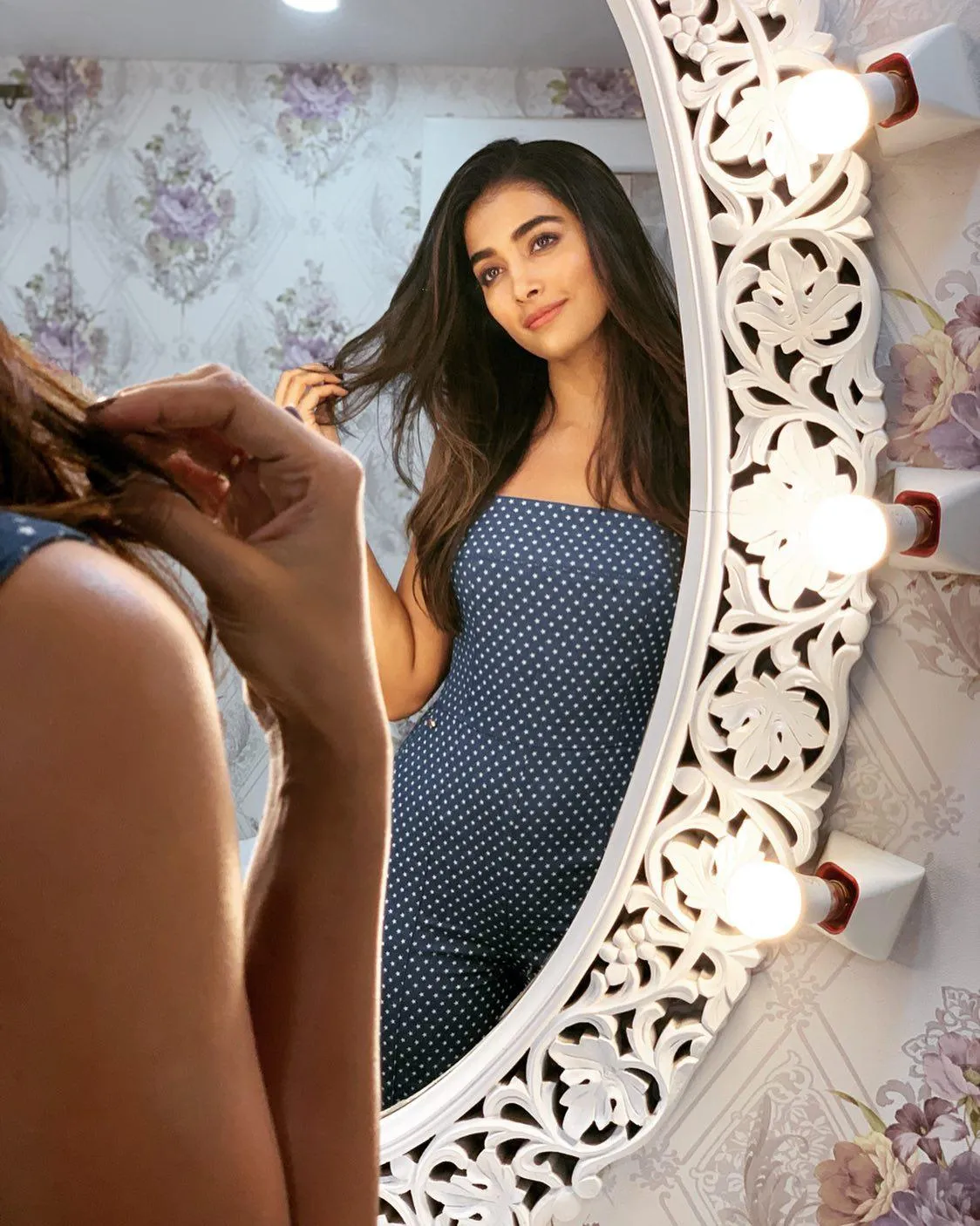 Pooja Hegde Admiring Herself in a Fancy Mirror Wallpaper
