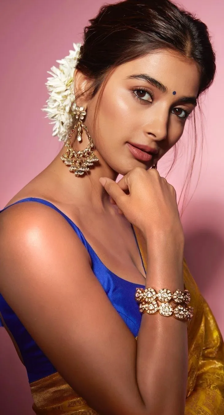 Pooja Hegde in Blue Saree Look with Floral Gajra Wallpaper