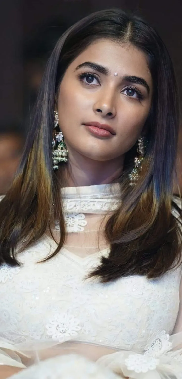 Pooja Hegde in White Ethnic Wear At Evening Event Wallpaper