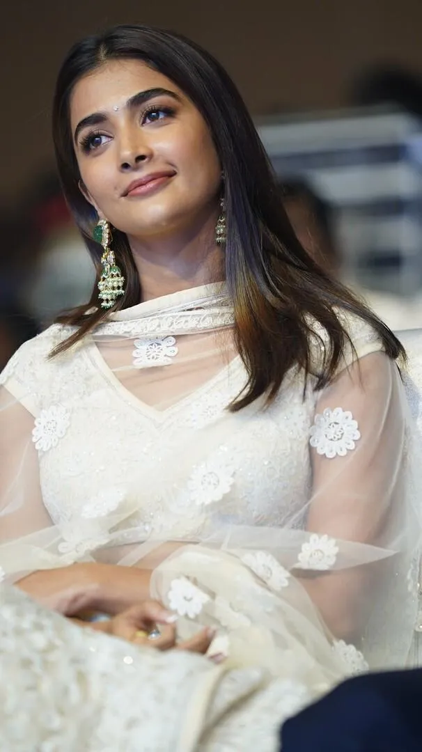 Sophisticated Style of Pooja Hegde in White Ethnic Event
