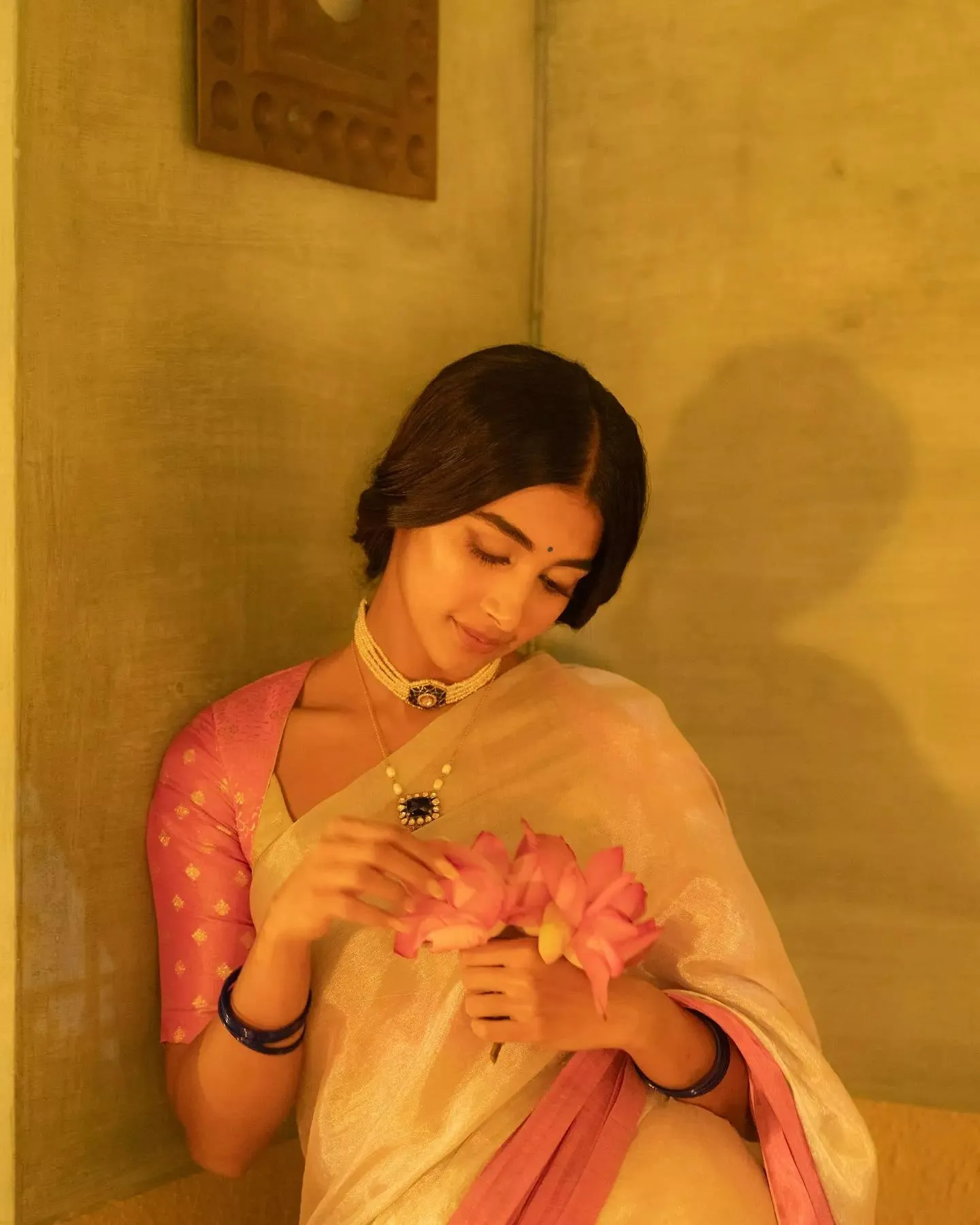 Traditional Pooja Hegde Holding Flowers in Saree Wallpaper