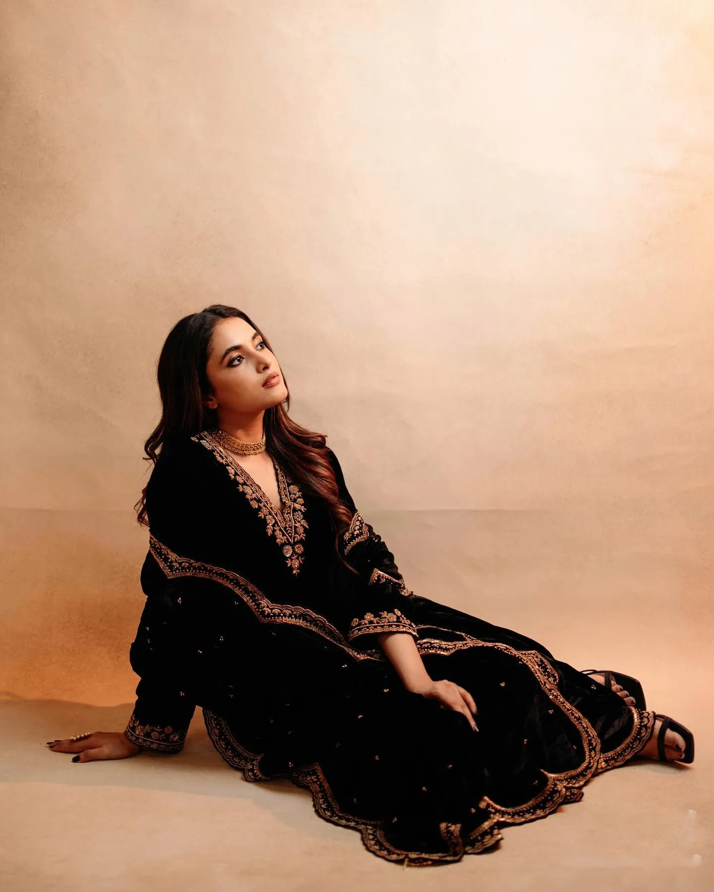 Artistic pose of Priyanka Arul Mohan in black dress image